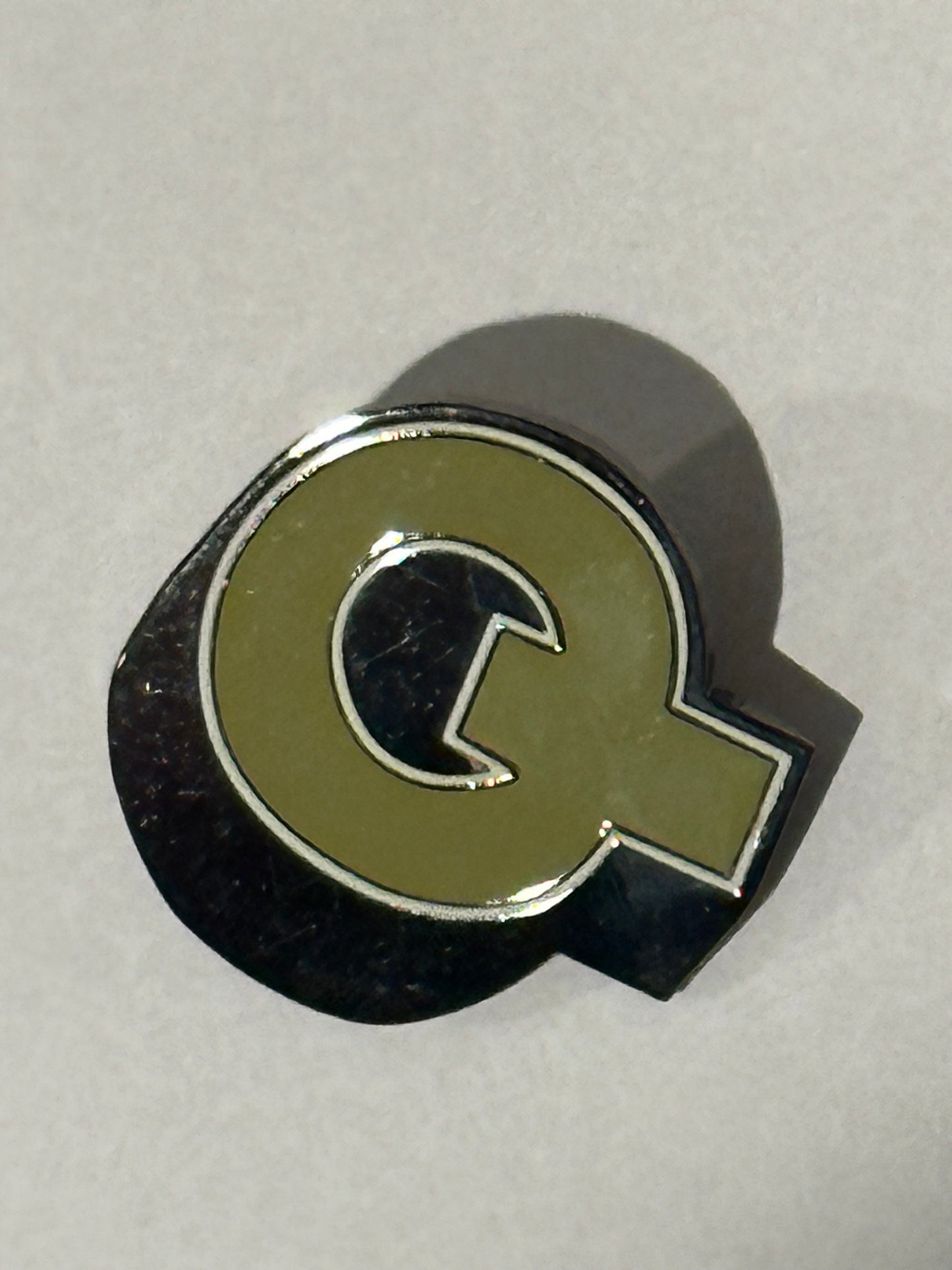 Enamel Pin Letter Q